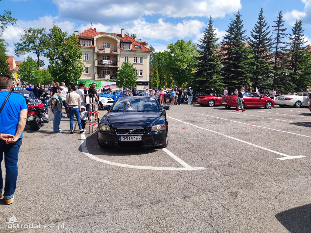 Cabriolety opanowały plac przed Starostwem w Ostródzie