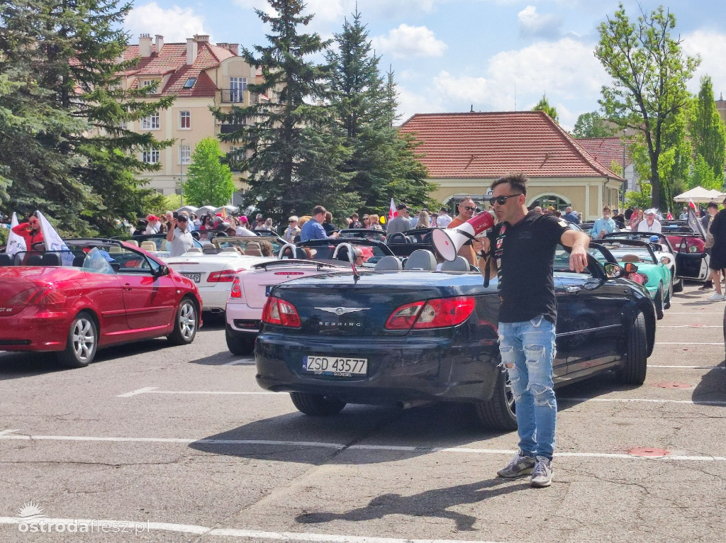 Cabriolety opanowały plac przed Starostwem w Ostródzie