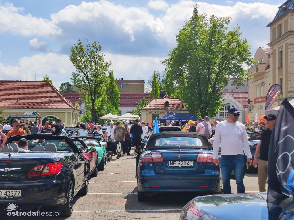 Cabriolety opanowały plac przed Starostwem w Ostródzie
