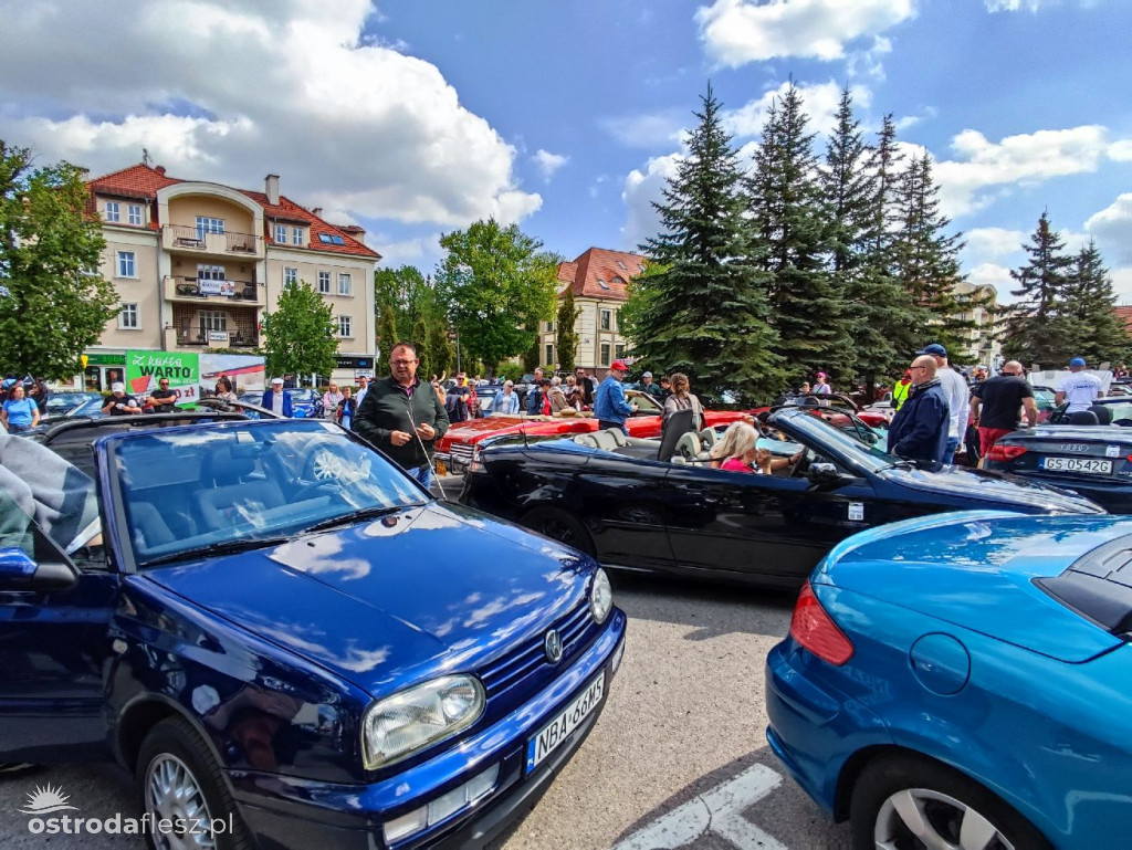 Cabriolety opanowały plac przed Starostwem w Ostródzie