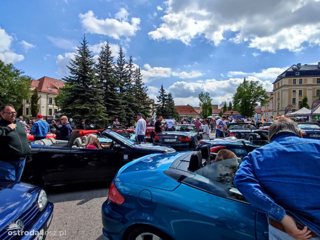Cabriolety opanowały plac przed Starostwem w Ostródzie