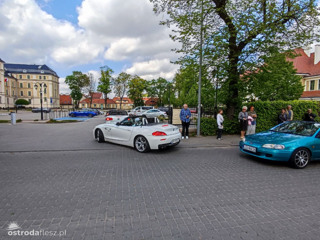 Cabriolety opanowały plac przed Starostwem w Ostródzie