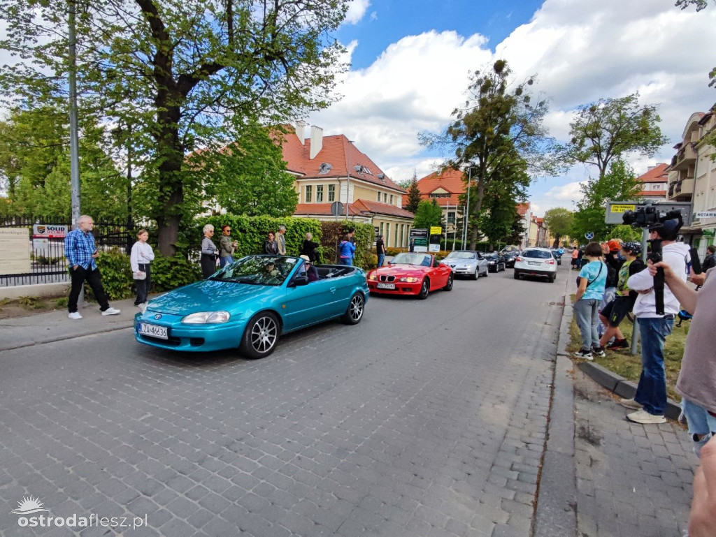 Cabriolety opanowały plac przed Starostwem w Ostródzie