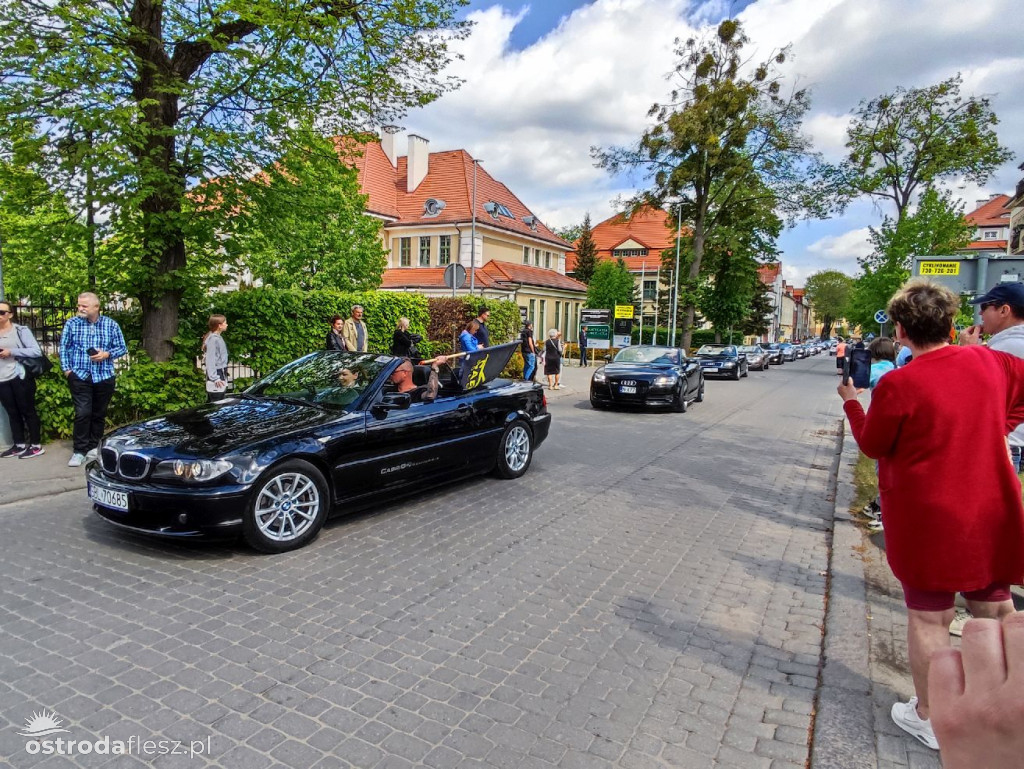 Cabriolety opanowały plac przed Starostwem w Ostródzie