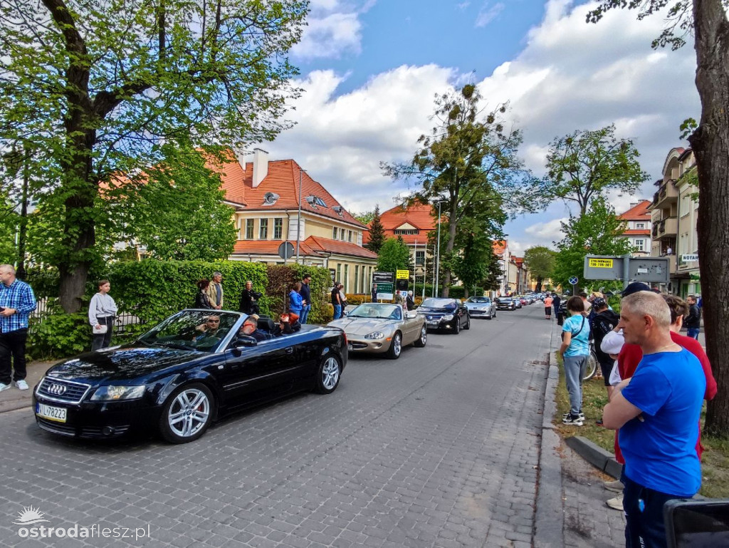 Cabriolety opanowały plac przed Starostwem w Ostródzie