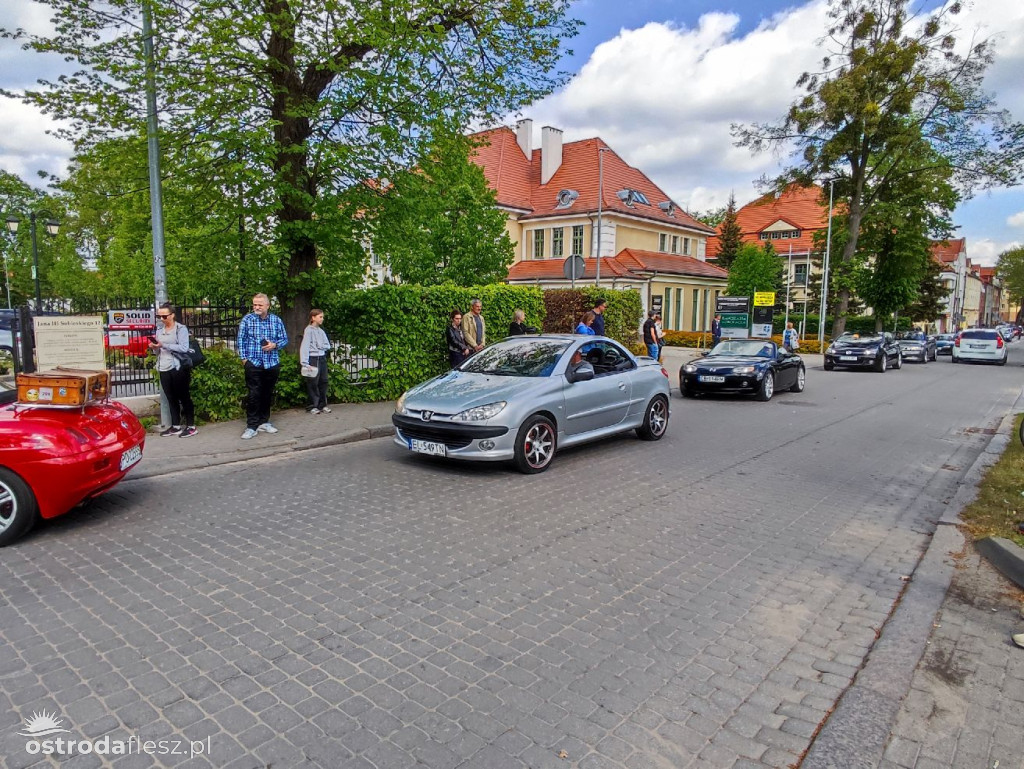 Cabriolety opanowały plac przed Starostwem w Ostródzie