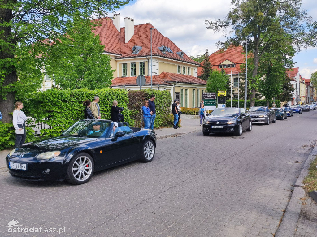 Cabriolety opanowały plac przed Starostwem w Ostródzie