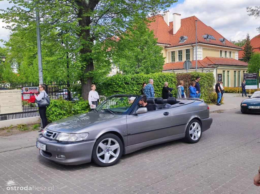 Cabriolety opanowały plac przed Starostwem w Ostródzie