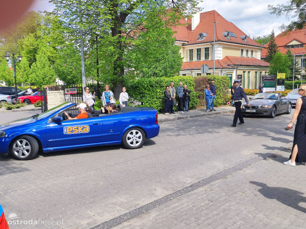 Cabriolety opanowały plac przed Starostwem w Ostródzie