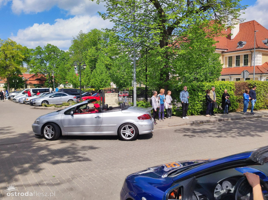 Cabriolety opanowały plac przed Starostwem w Ostródzie