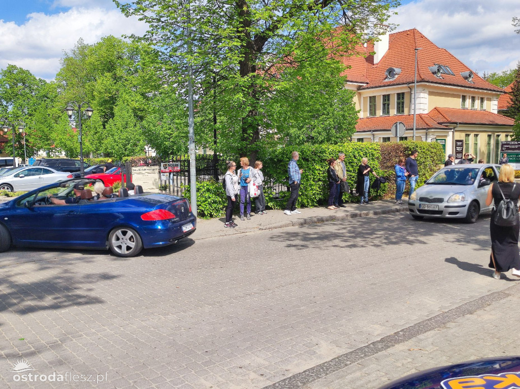 Cabriolety opanowały plac przed Starostwem w Ostródzie