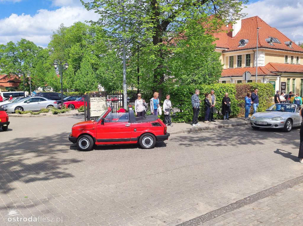 Cabriolety opanowały plac przed Starostwem w Ostródzie