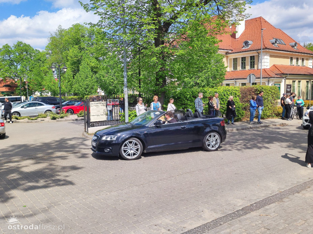 Cabriolety opanowały plac przed Starostwem w Ostródzie
