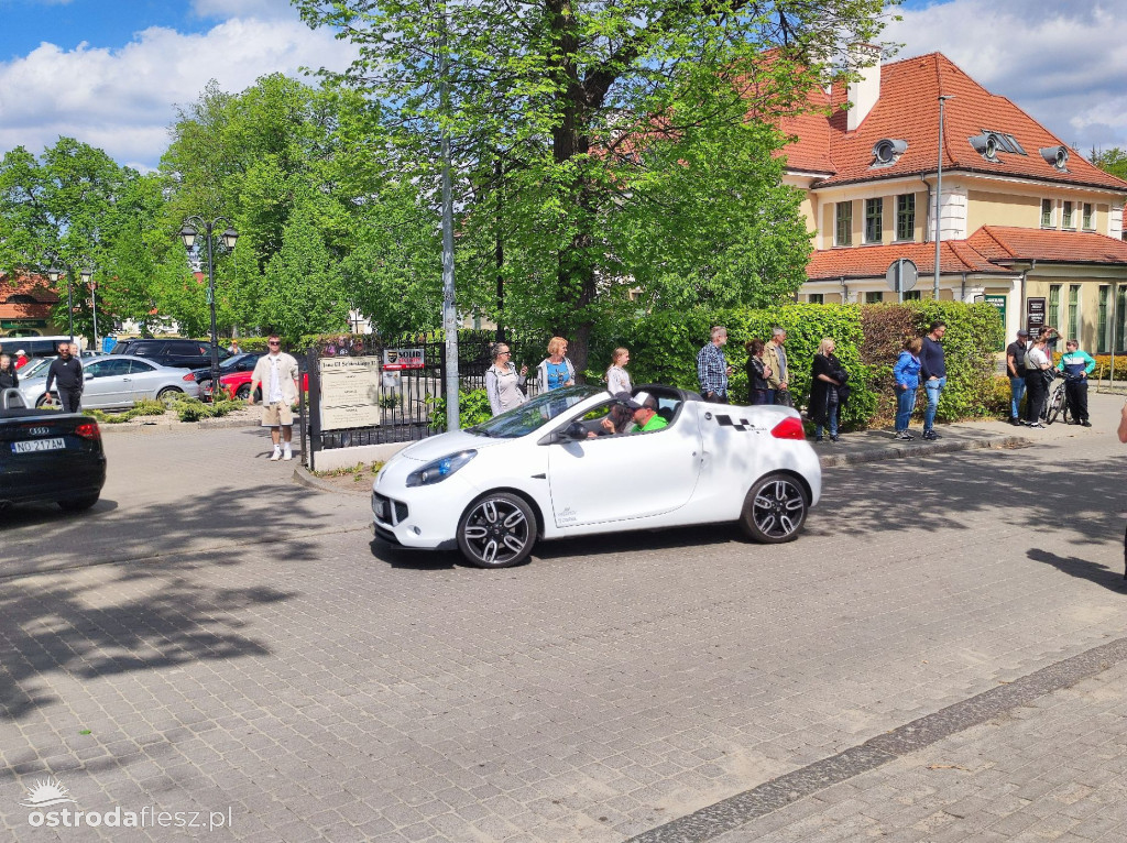 Cabriolety opanowały plac przed Starostwem w Ostródzie
