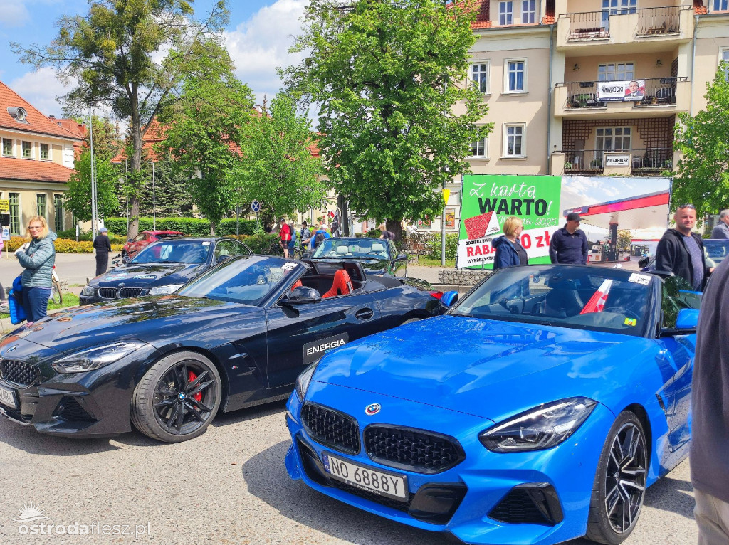 Cabriolety opanowały plac przed Starostwem w Ostródzie