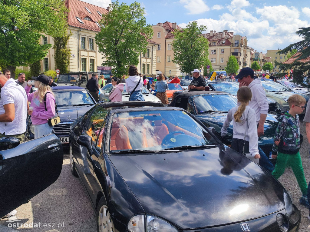 Cabriolety opanowały plac przed Starostwem w Ostródzie
