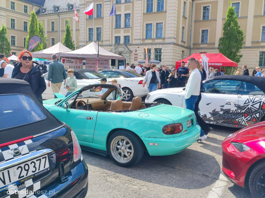 Cabriolety opanowały plac przed Starostwem w Ostródzie