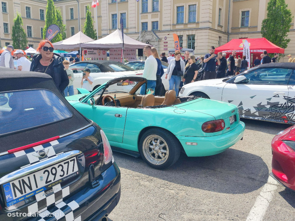 Cabriolety opanowały plac przed Starostwem w Ostródzie