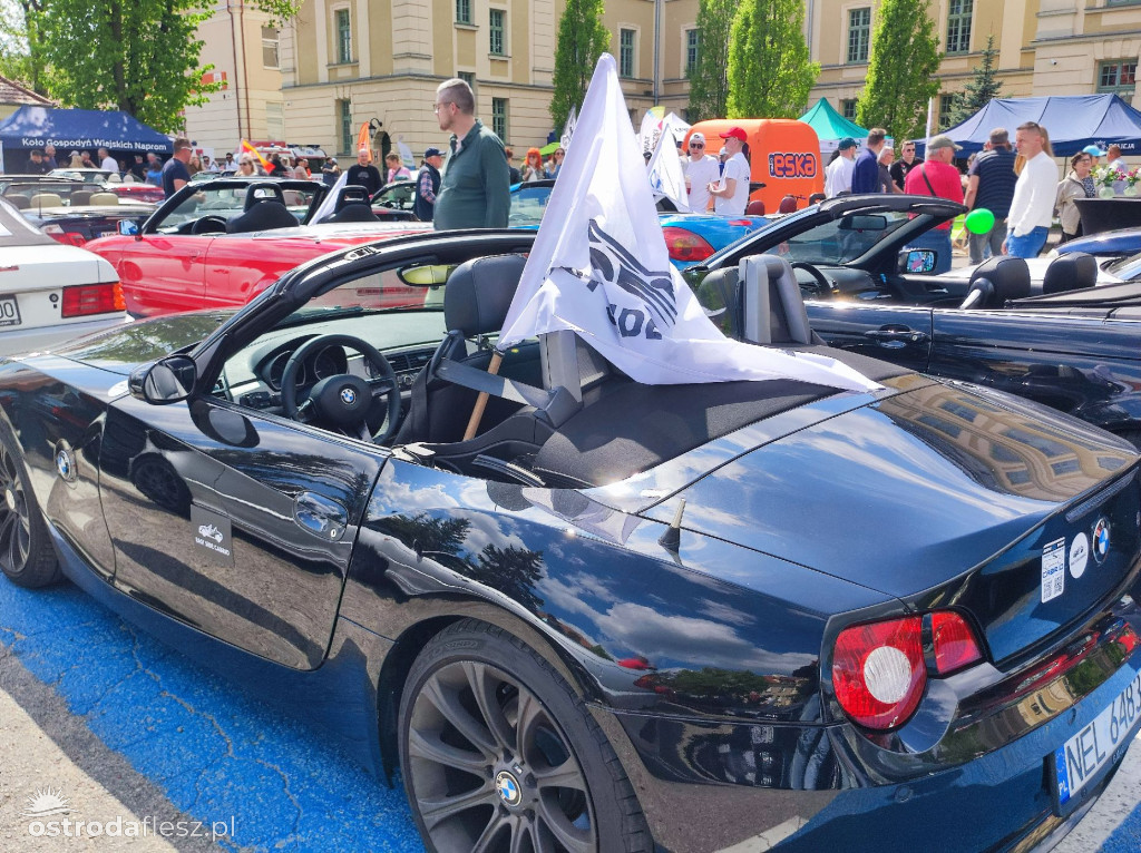 Cabriolety opanowały plac przed Starostwem w Ostródzie