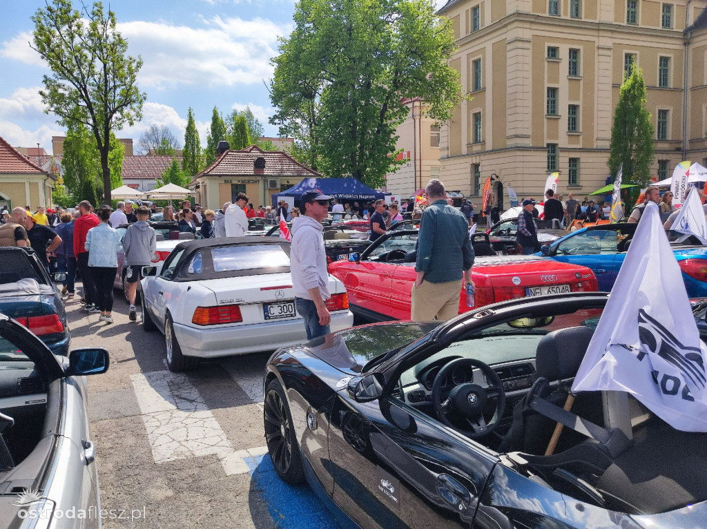 Cabriolety opanowały plac przed Starostwem w Ostródzie