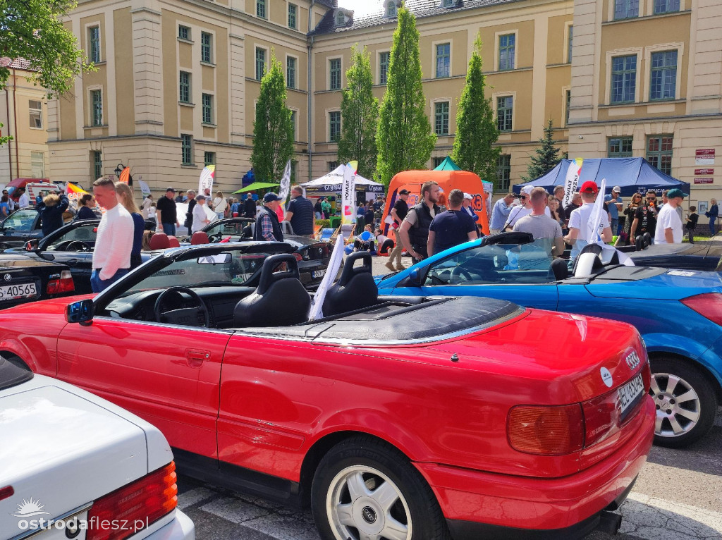Cabriolety opanowały plac przed Starostwem w Ostródzie