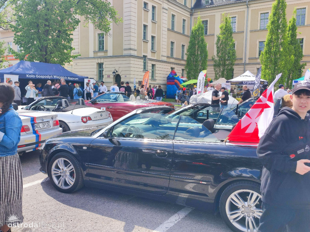 Cabriolety opanowały plac przed Starostwem w Ostródzie