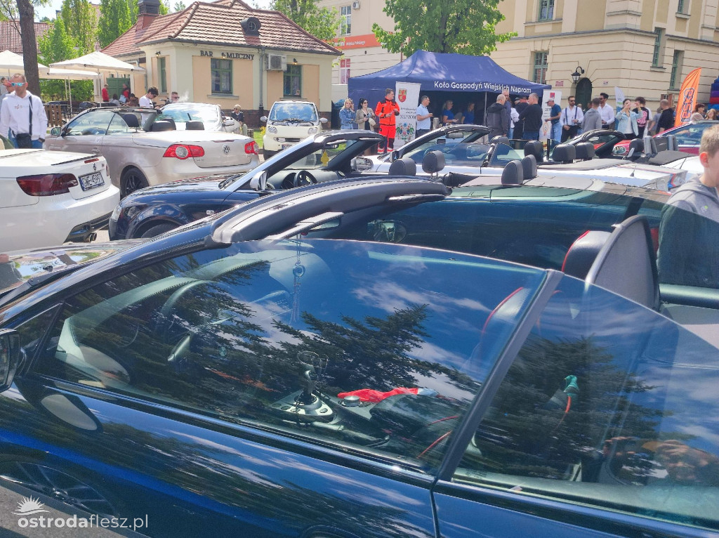 Cabriolety opanowały plac przed Starostwem w Ostródzie