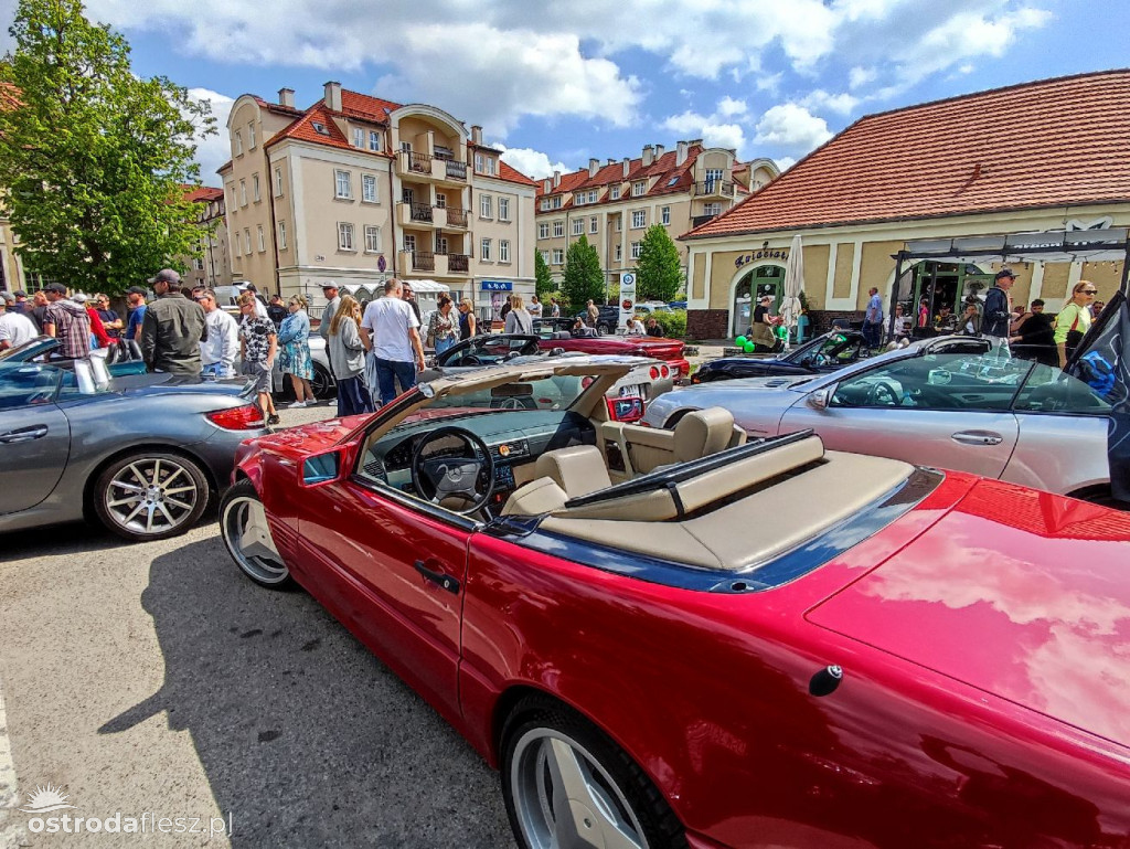 Cabriolety opanowały plac przed Starostwem w Ostródzie