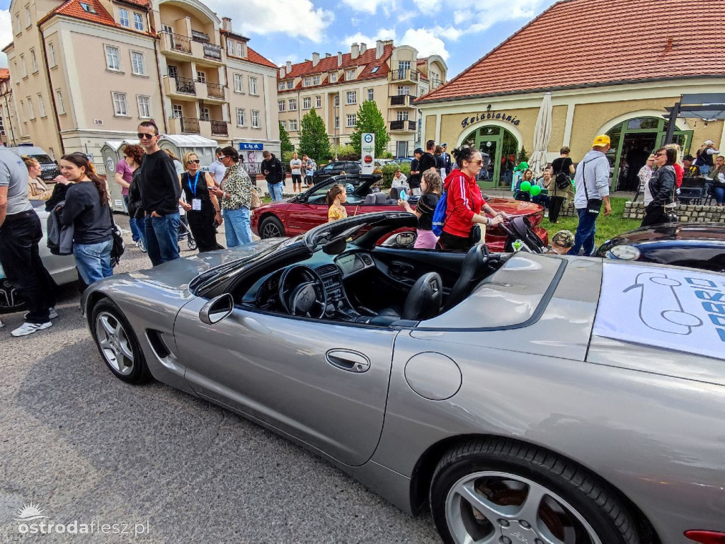 Cabriolety opanowały plac przed Starostwem w Ostródzie