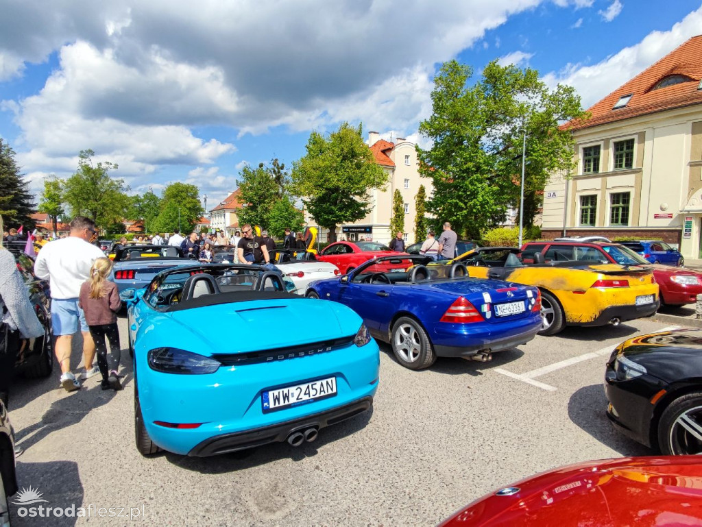 Cabriolety opanowały plac przed Starostwem w Ostródzie