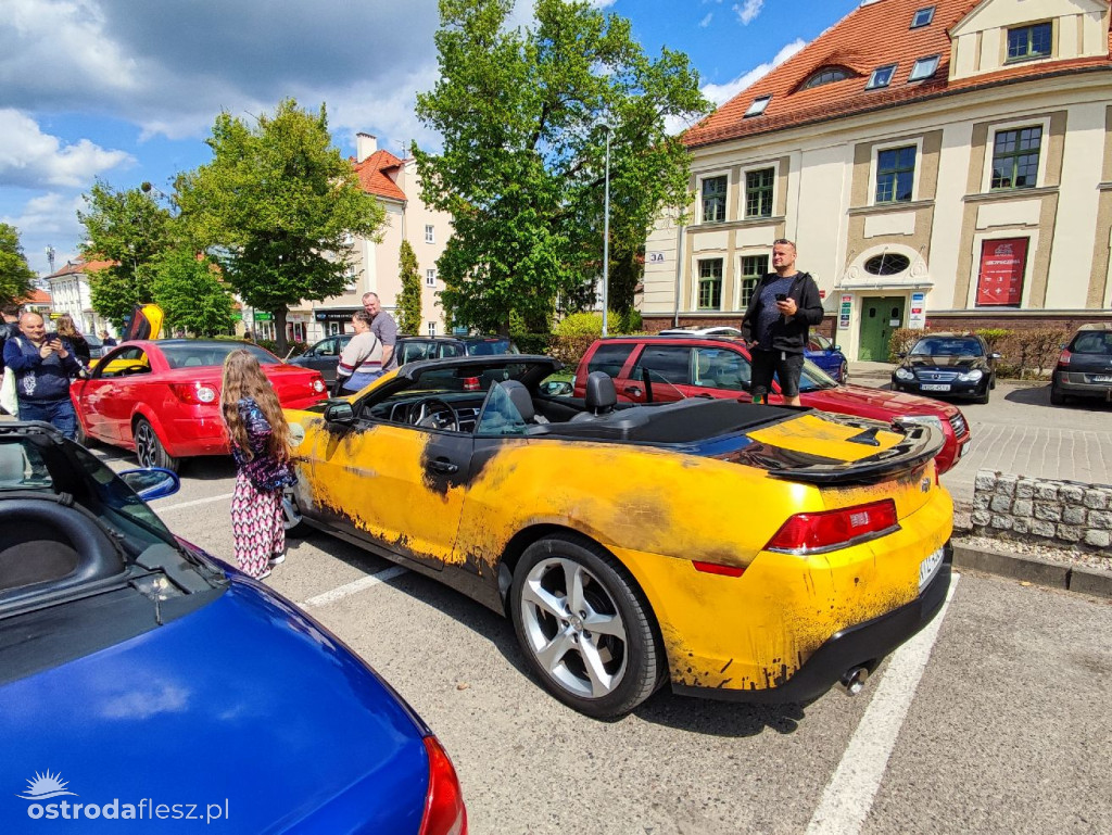 Cabriolety opanowały plac przed Starostwem w Ostródzie