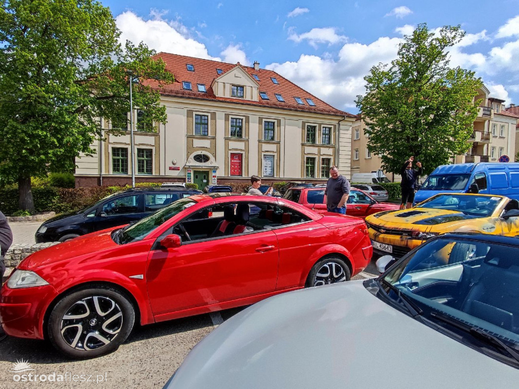 Cabriolety opanowały plac przed Starostwem w Ostródzie