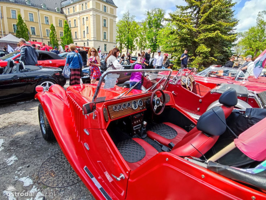 Cabriolety opanowały plac przed Starostwem w Ostródzie