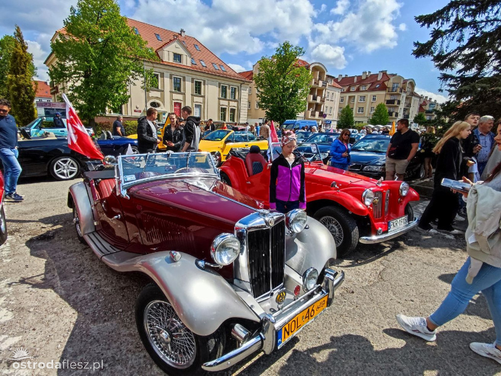Cabriolety opanowały plac przed Starostwem w Ostródzie