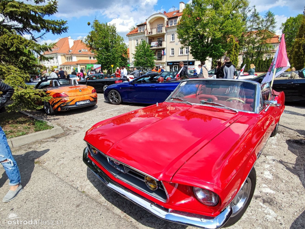 Cabriolety opanowały plac przed Starostwem w Ostródzie