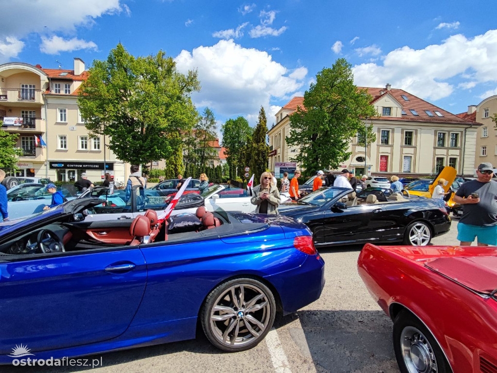Cabriolety opanowały plac przed Starostwem w Ostródzie