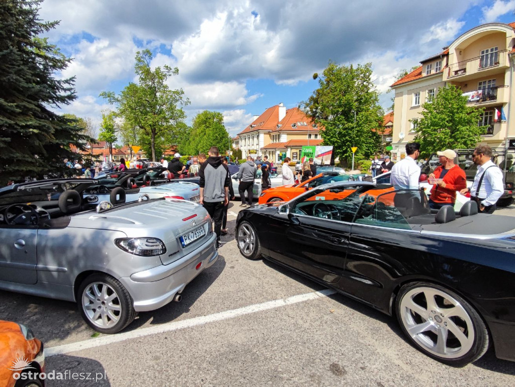 Cabriolety opanowały plac przed Starostwem w Ostródzie
