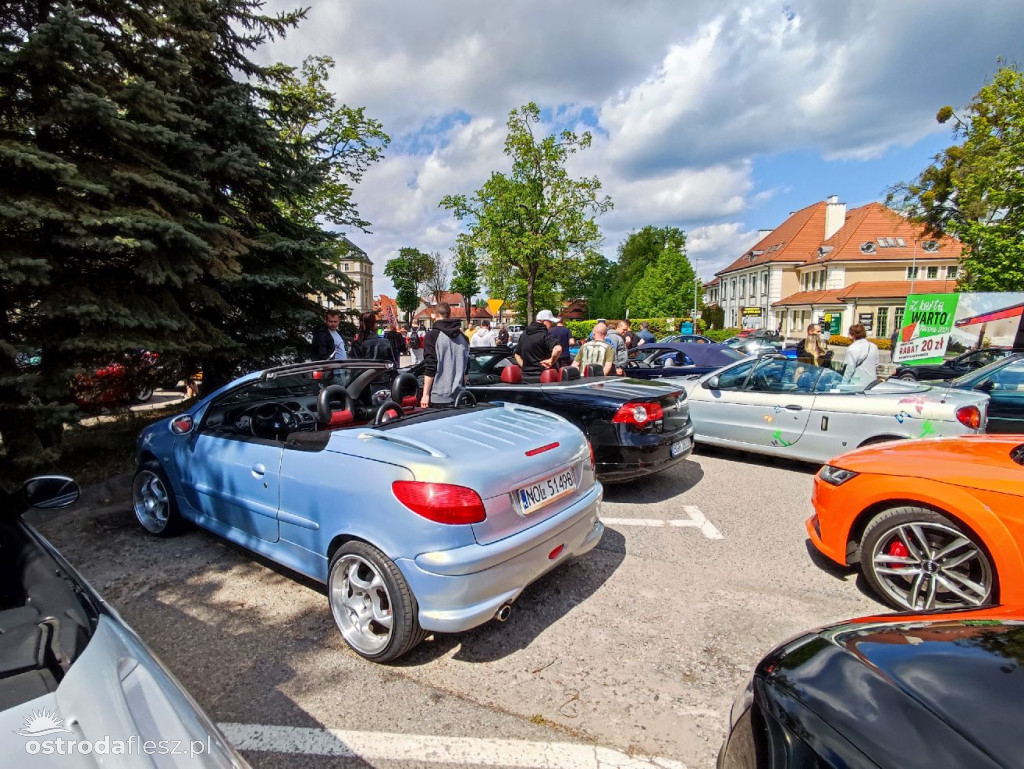 Cabriolety opanowały plac przed Starostwem w Ostródzie