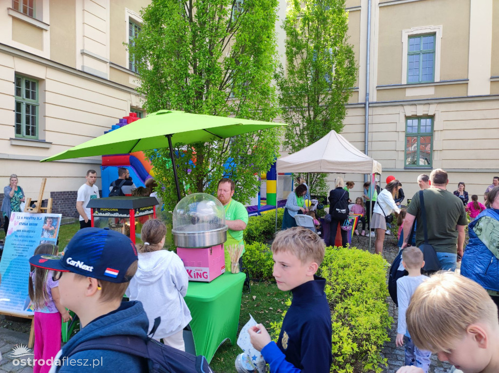 Cabriolety opanowały plac przed Starostwem w Ostródzie