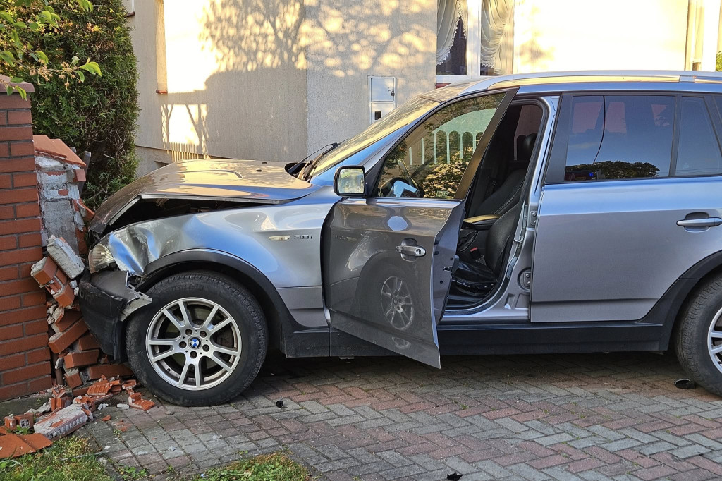 Jechał bmw, uszkodził 2 inne samochody i ogrodzenie