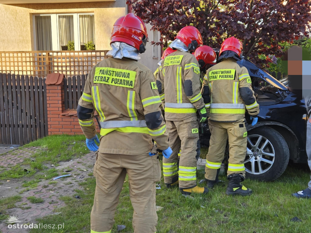 Jechał bmw, uszkodził 2 inne samochody i ogrodzenie