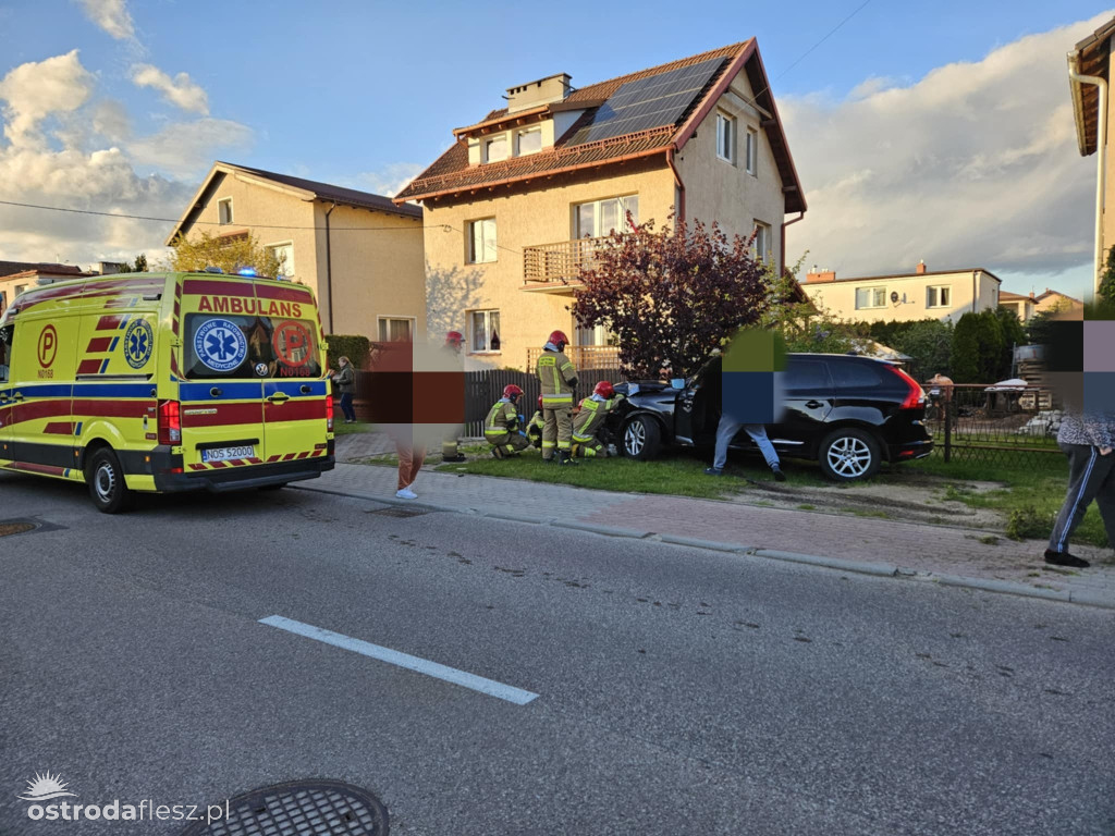 Jechał bmw, uszkodził 2 inne samochody i ogrodzenie