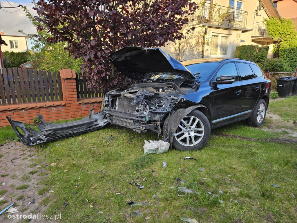 Jechał bmw, uszkodził 2 inne samochody i ogrodzenie