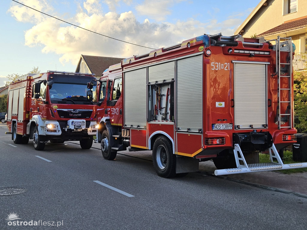 Jechał bmw, uszkodził 2 inne samochody i ogrodzenie