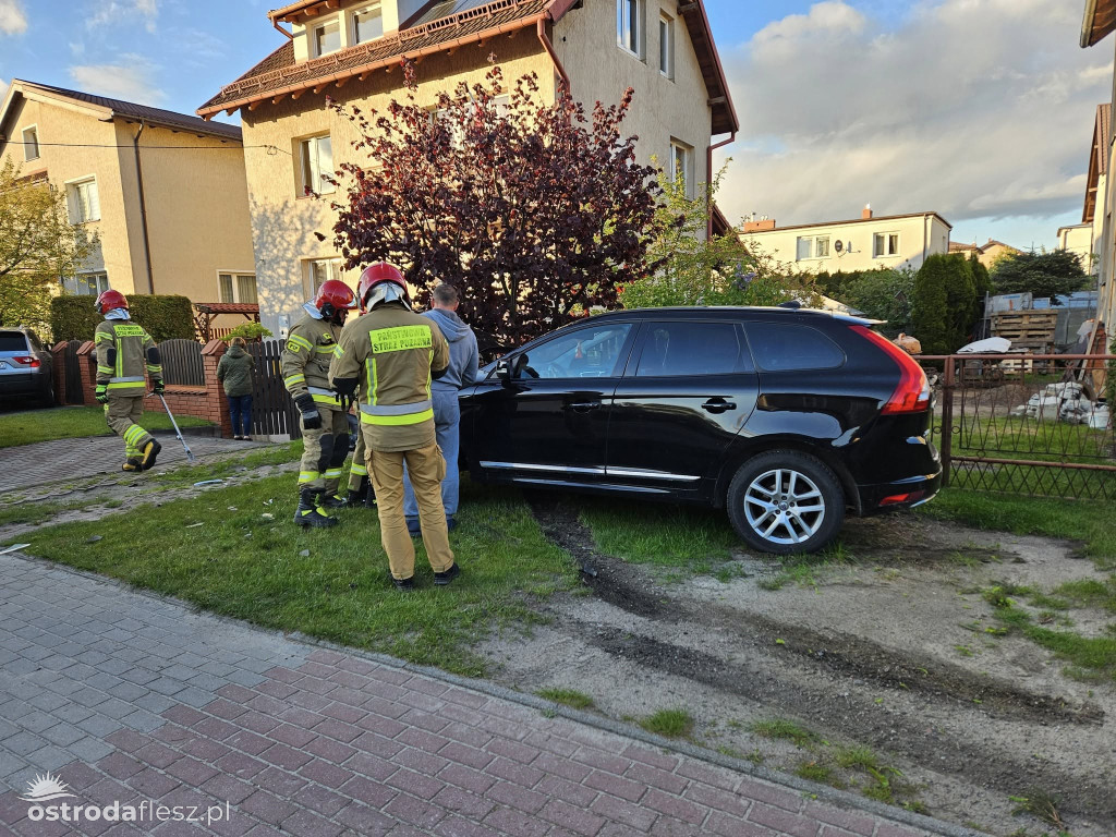 Jechał bmw, uszkodził 2 inne samochody i ogrodzenie