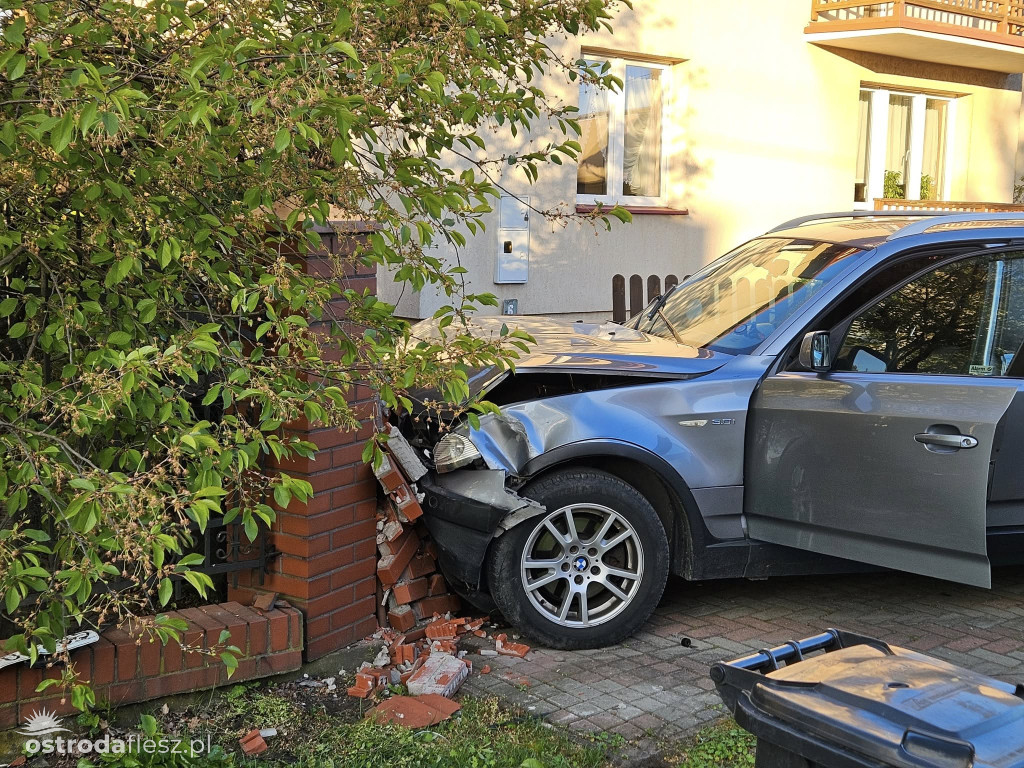 Jechał bmw, uszkodził 2 inne samochody i ogrodzenie