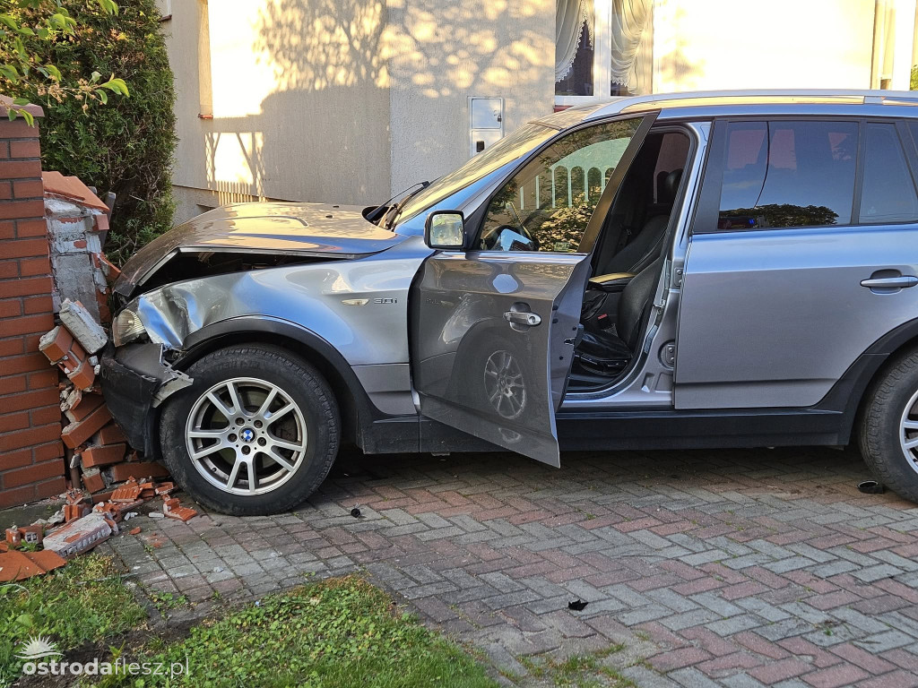 Jechał bmw, uszkodził 2 inne samochody i ogrodzenie