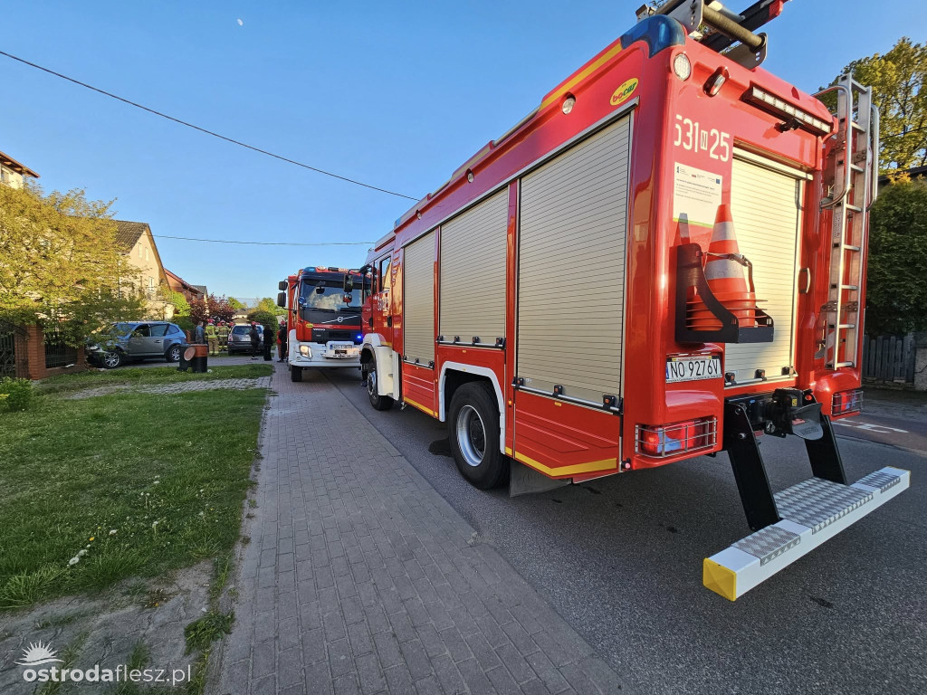 Jechał bmw, uszkodził 2 inne samochody i ogrodzenie