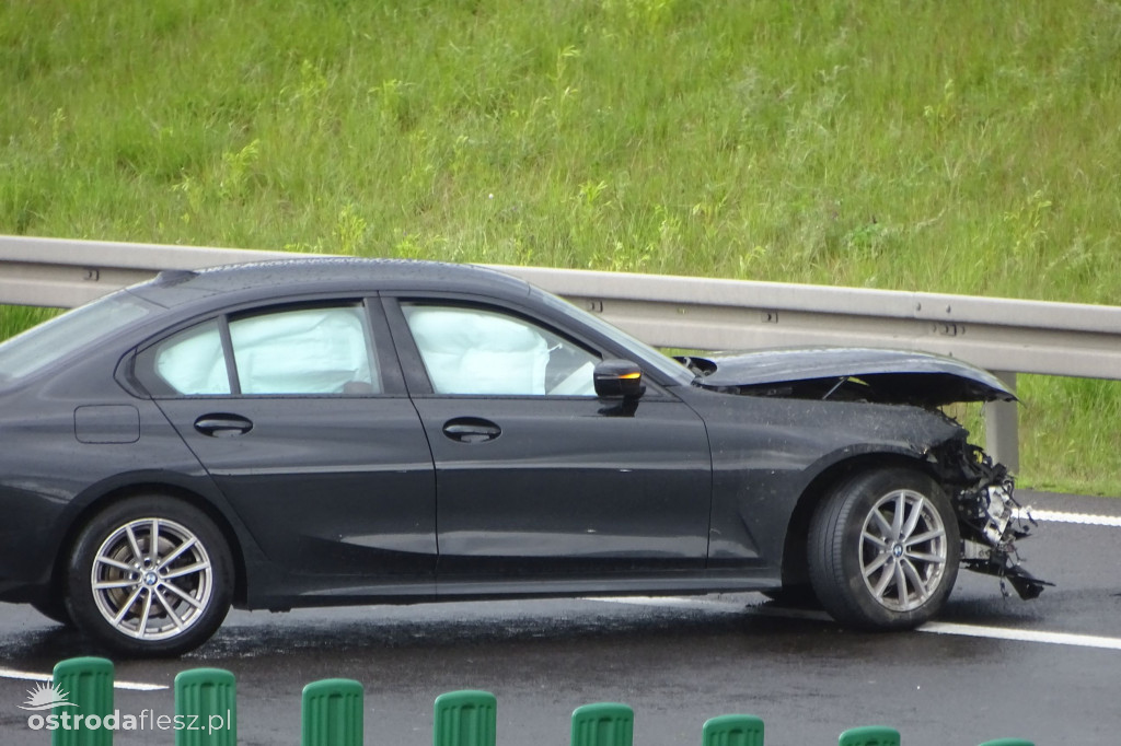Dwa zdarzenia na S7: bmw i audi uderzyły w bariery