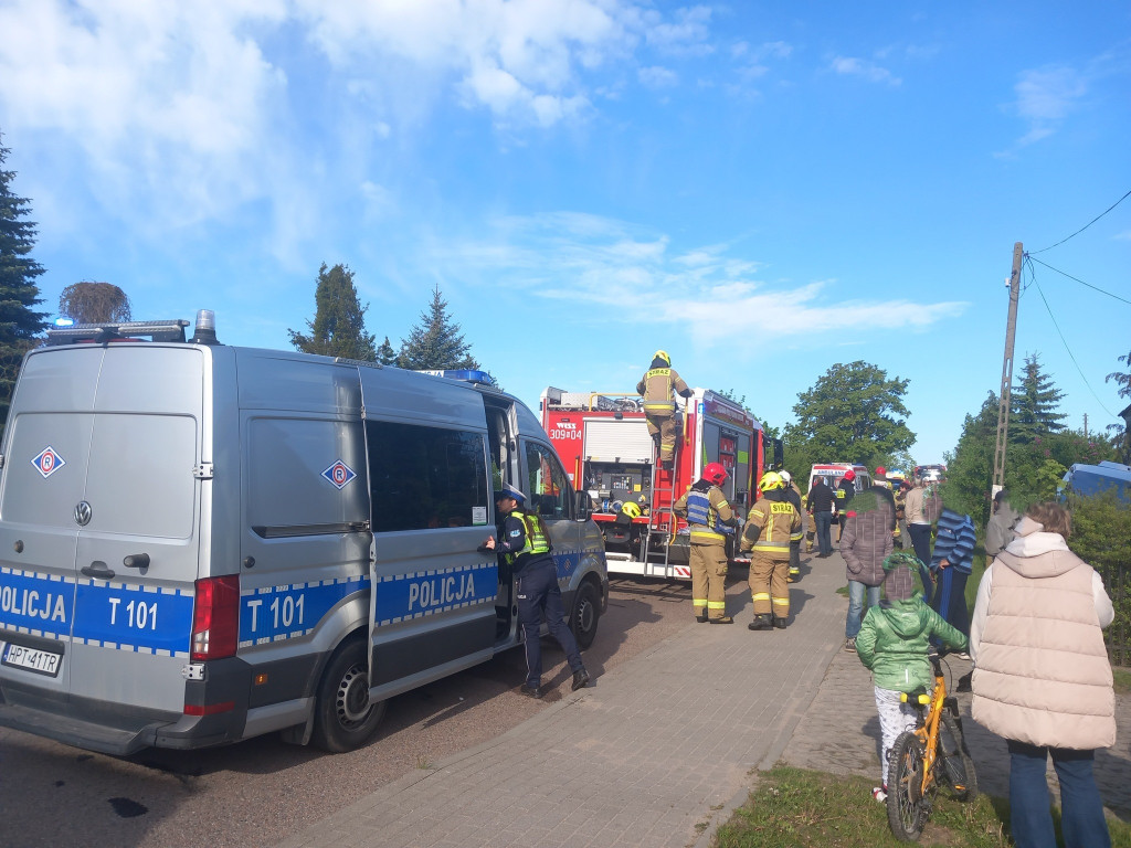 Bus z dziećmi potrącił kobietę na chodniku
